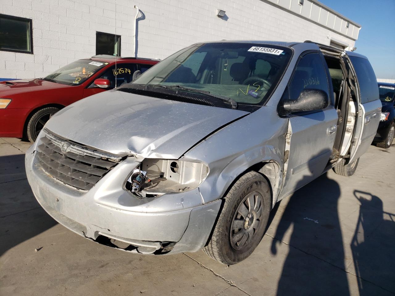 Photo 2 from auction – 2005 CHRYSLER TOWN & COU with VIN 2C4GP44R15R115648