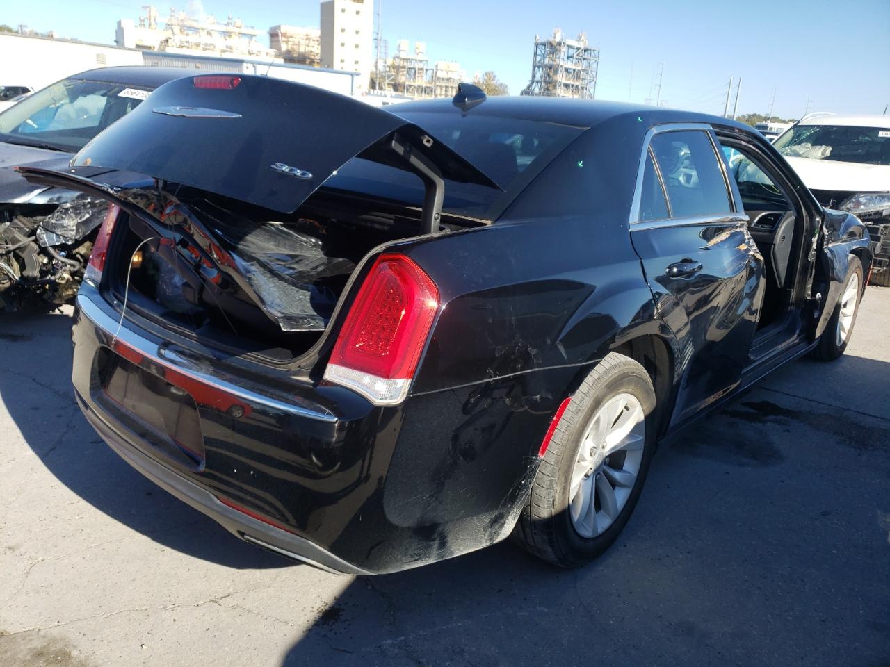 Photo 4 from auction – 2015 CHRYSLER 300 LIMITE with VIN 2C3CCAAG0FH766521