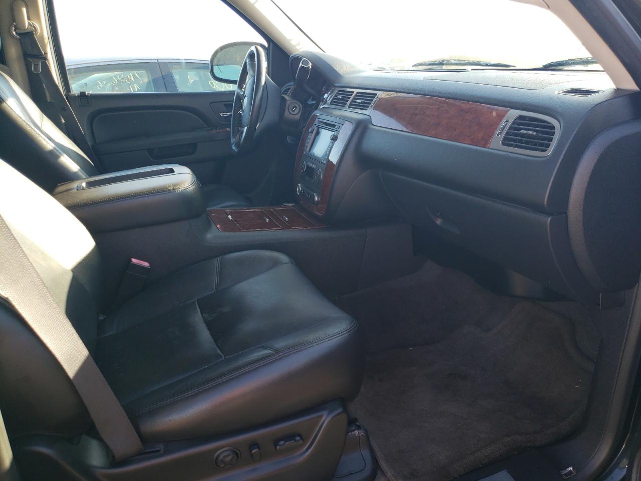 Photo 5 from auction – 2011 CHEVROLET SUBURBAN C with VIN 1GNSCKE08BR379937