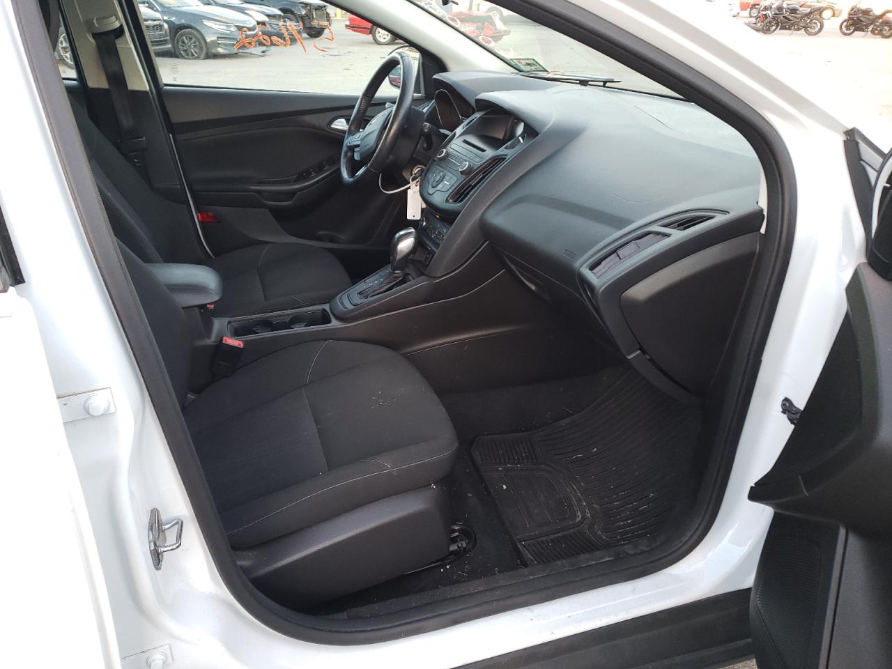 Photo 5 from auction – 2016 FORD FOCUS SE with VIN 1FADP3K25GL273639