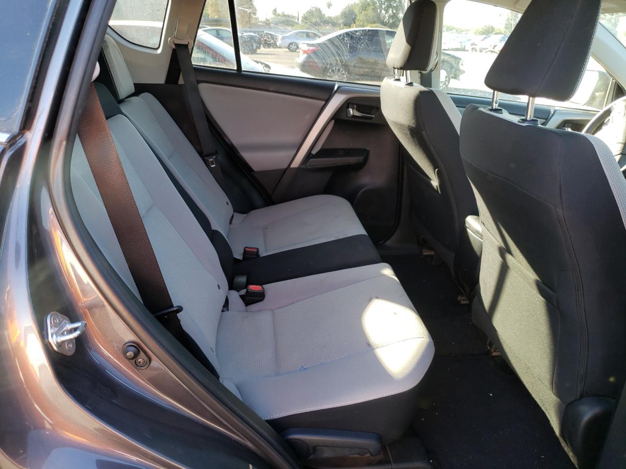Photo 6 from auction – 2016 TOYOTA RAV4 XLE with VIN 2T3WFREV5GW271613