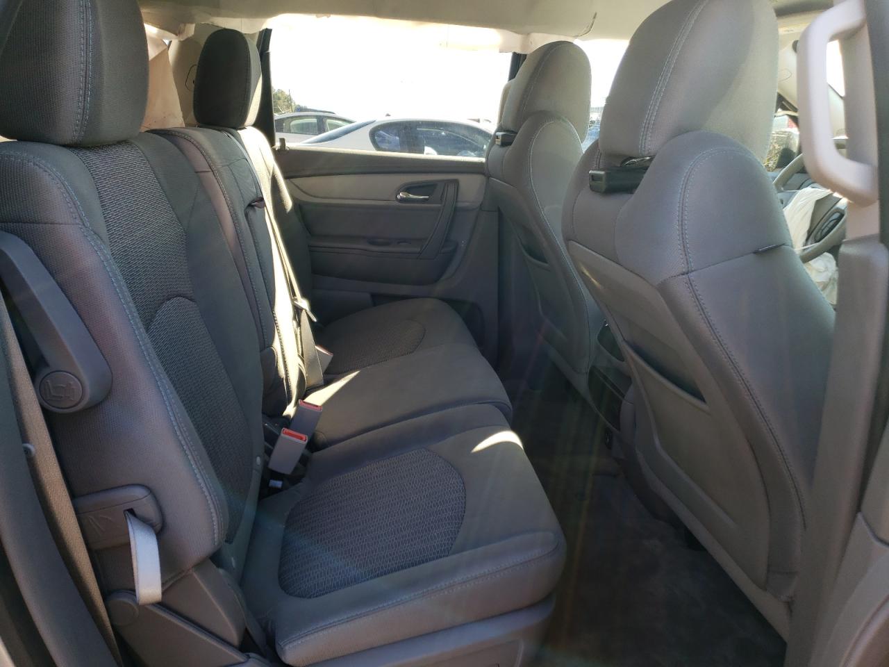 Photo 6 from auction – 2017 CHEVROLET TRAVERSE L with VIN 1GNKRFED6HJ266682