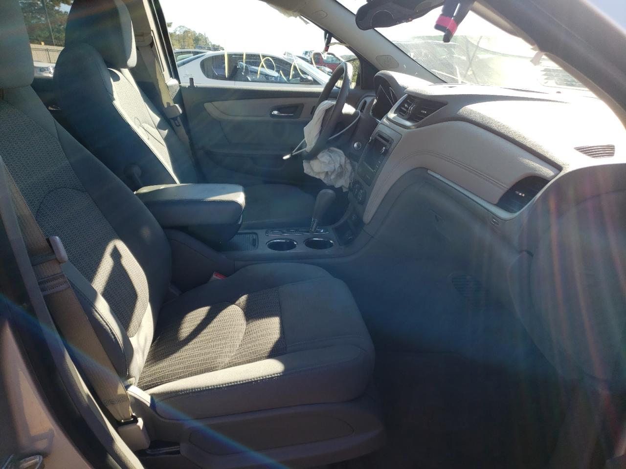 Photo 5 from auction – 2017 CHEVROLET TRAVERSE L with VIN 1GNKRFED6HJ266682
