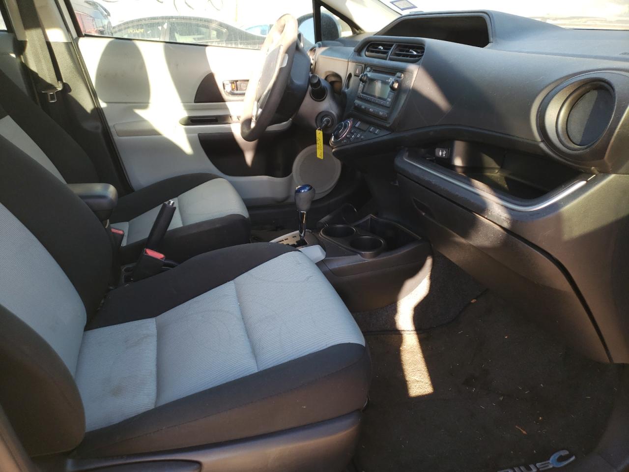 Photo 5 from auction – 2014 TOYOTA PRIUS C with VIN JTDKDTB3XE1573172