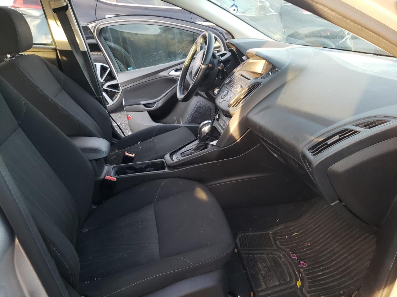 Photo 5 from auction – 2016 FORD FOCUS SE with VIN 1FADP3K28GL244653
