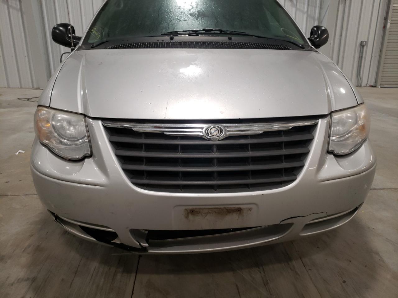 Photo 9 from auction – 2007 CHRYSLER TOWN & COU with VIN 2A4GP54L57R206940