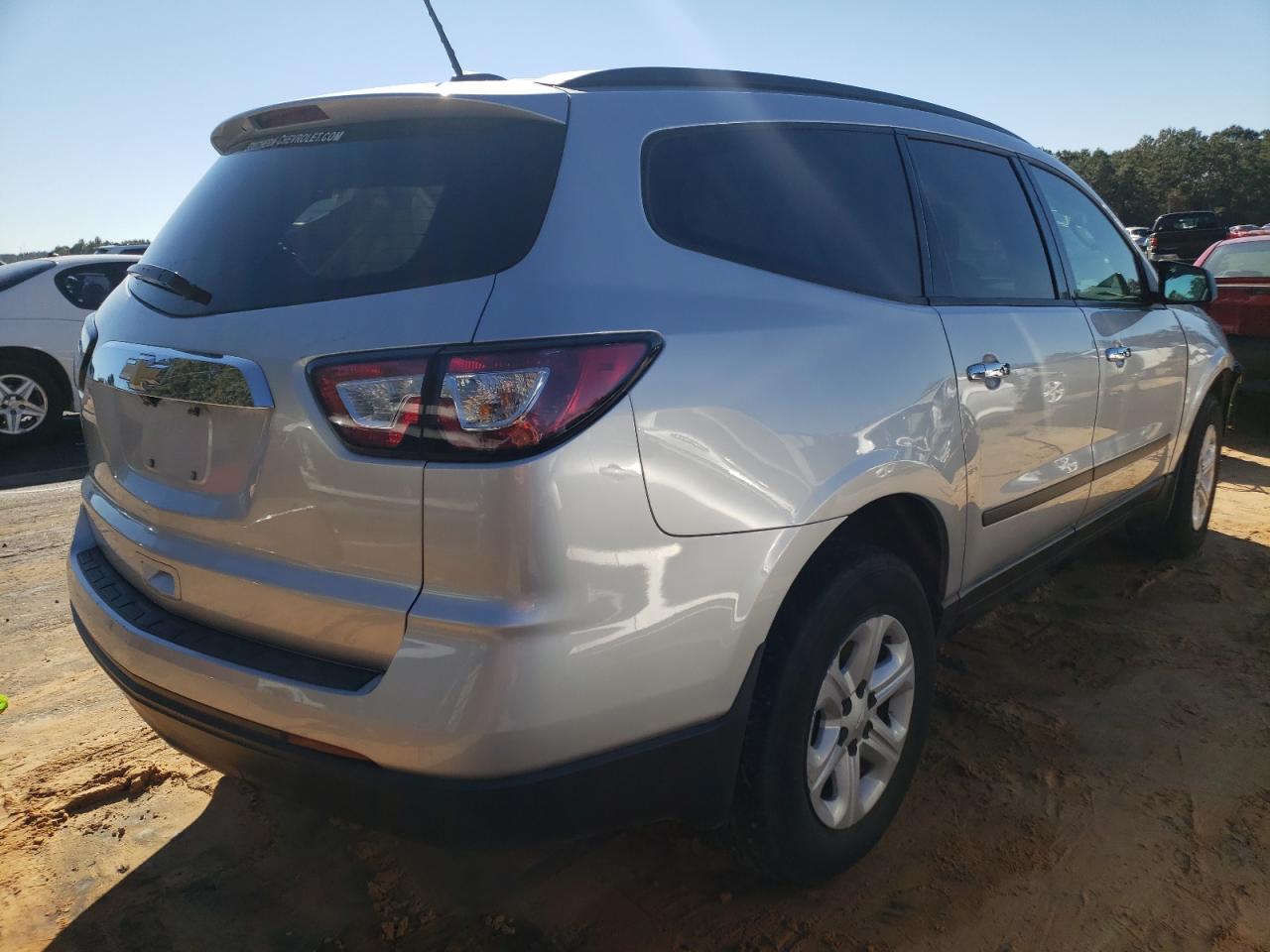 Photo 4 from auction – 2017 CHEVROLET TRAVERSE L with VIN 1GNKRFED6HJ266682