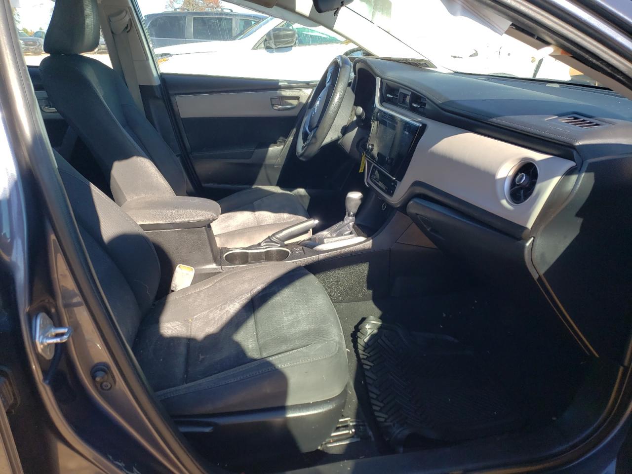 Photo 5 from auction – 2017 TOYOTA COROLLA L with VIN 5YFBURHEXHP688771