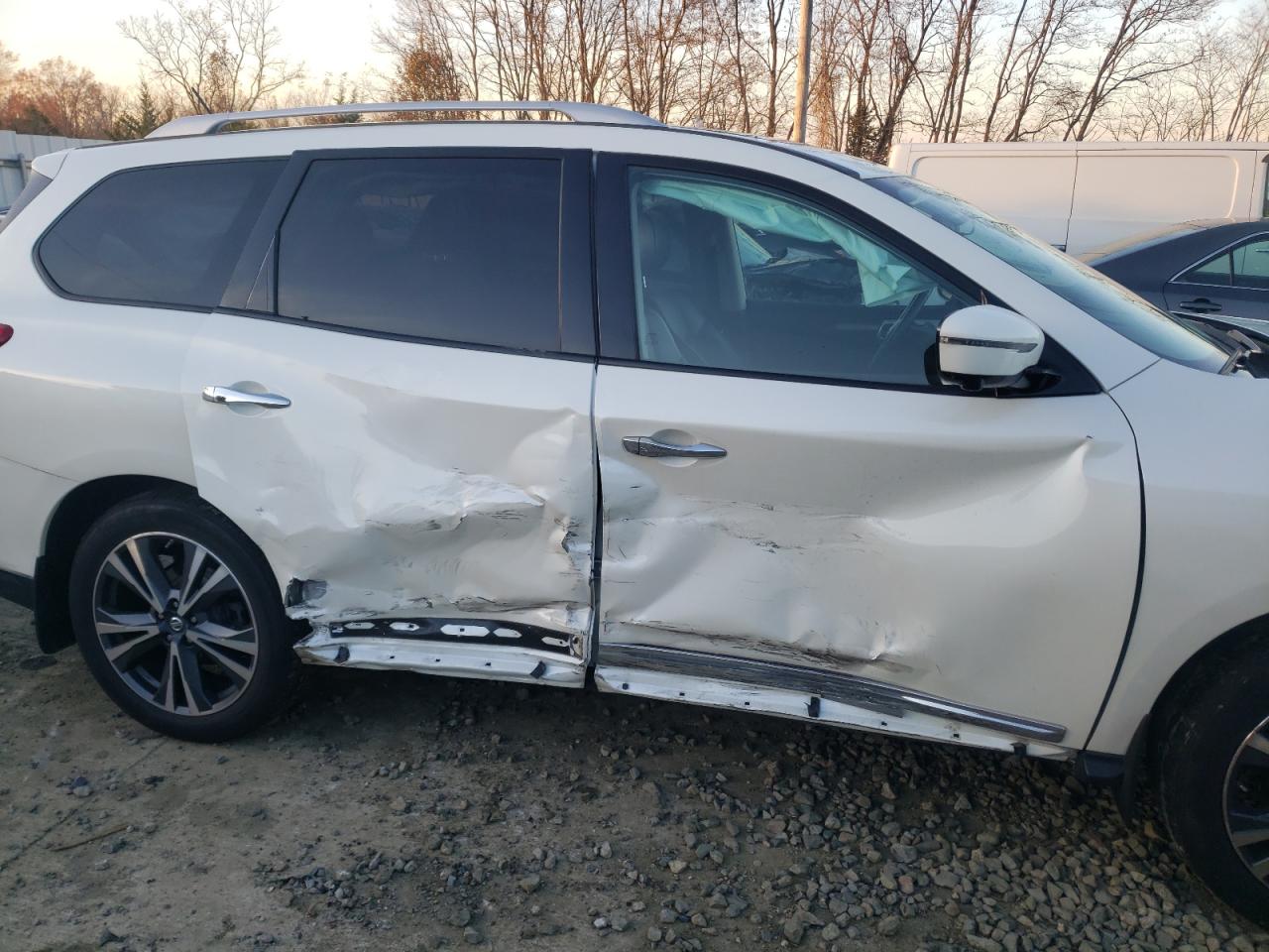 Photo 9 from auction – 2017 NISSAN PATHFINDER with VIN 5N1DR2MM3HC678778