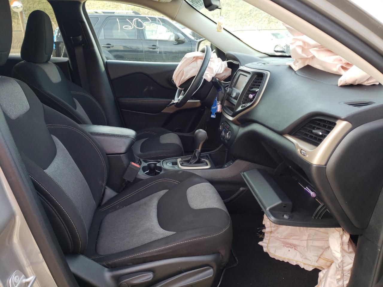 Photo 5 from auction – 2018 JEEP CHEROKEE L with VIN 1C4PJLCB6JD504086