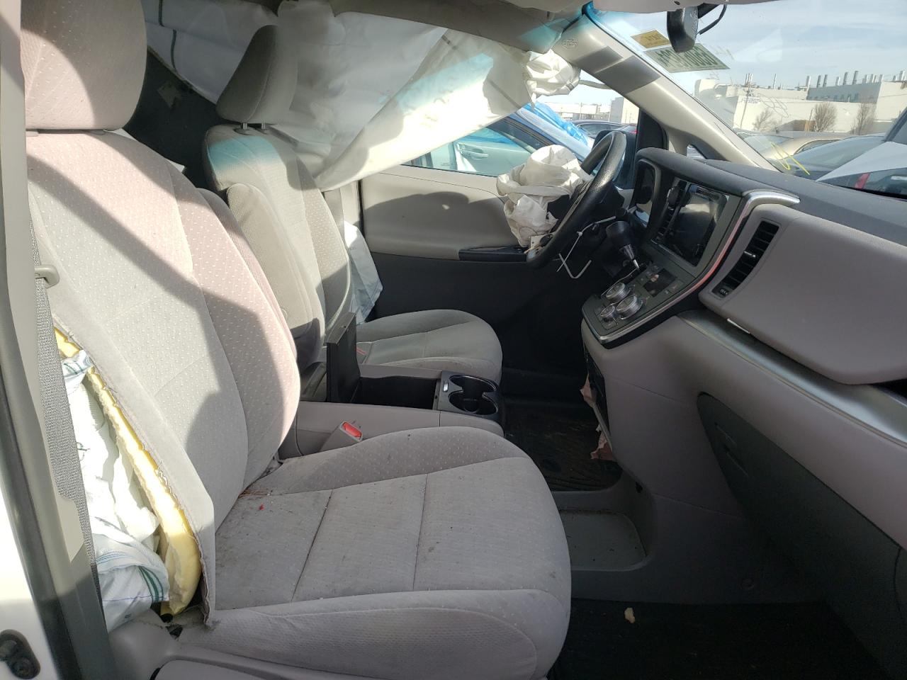 Photo 5 from auction – 2017 TOYOTA SIENNA LE with VIN 5TDKZ3DC3HS801485
