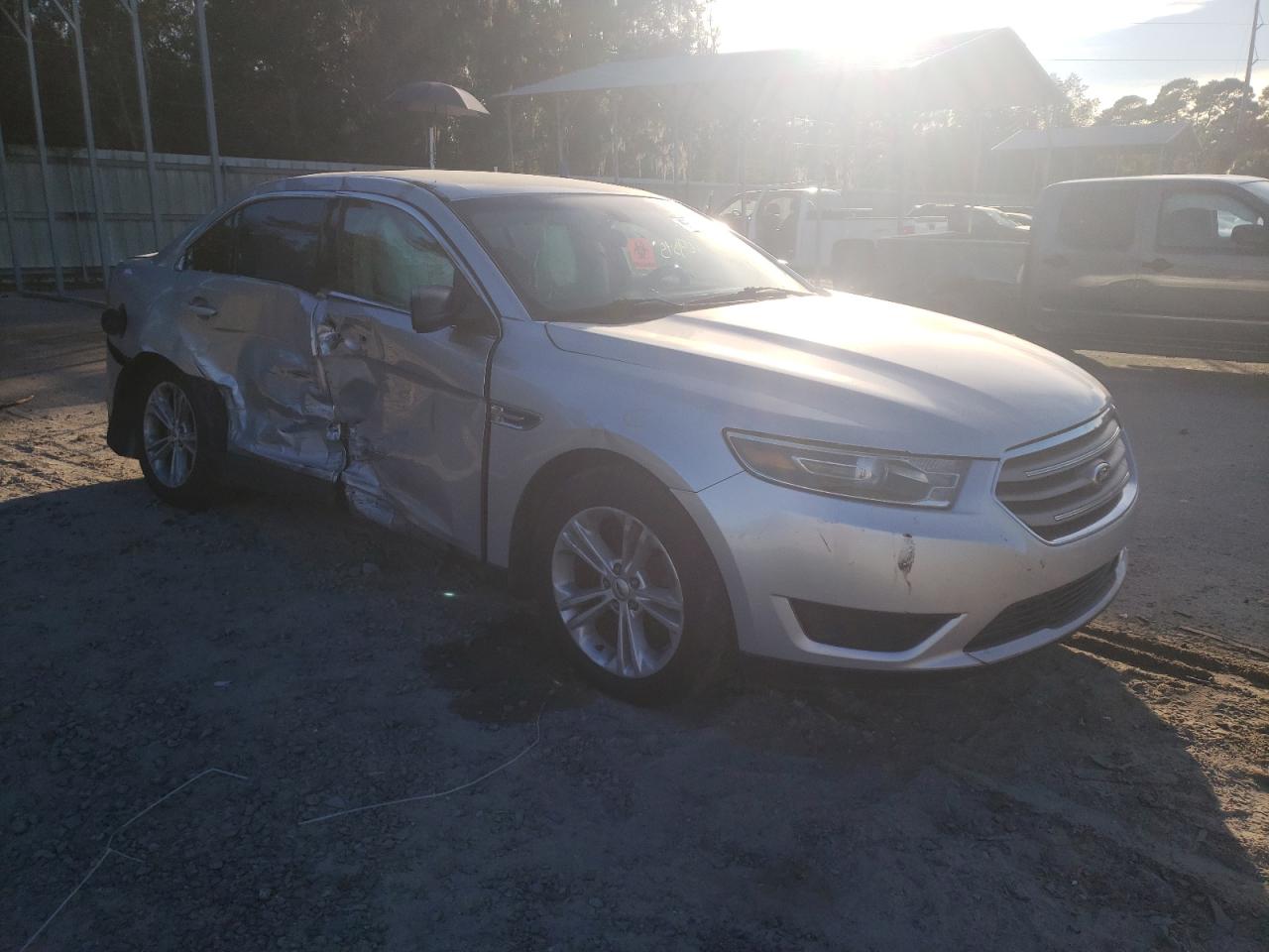 FORD TAURUS SE 2015 with VIN 1FAHP2D80FG165417 - Photo from auction