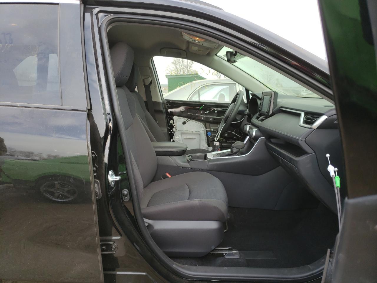 Photo 5 from auction – 2020 TOYOTA RAV4 LE with VIN JTMG1RFV0LD048016
