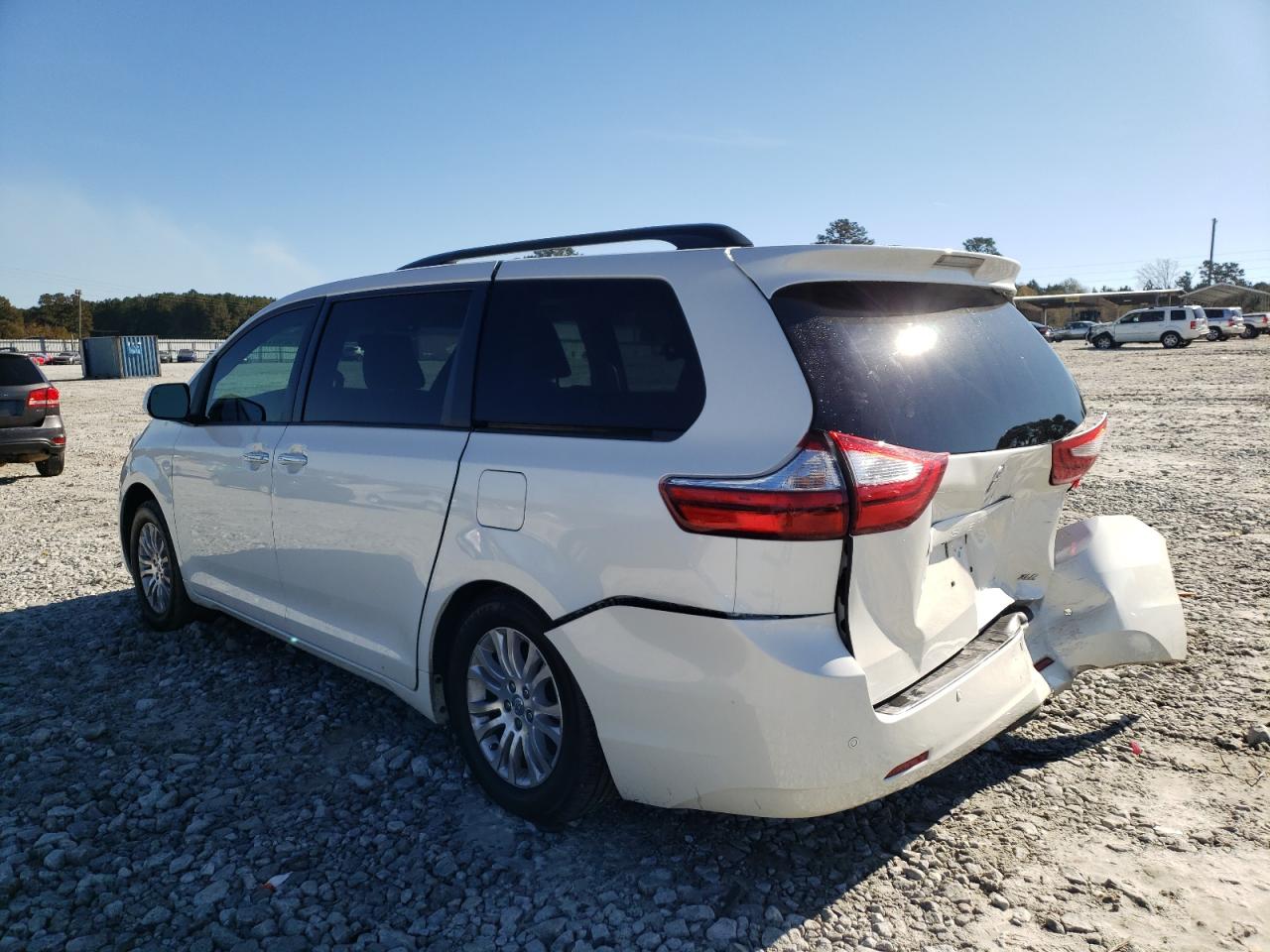 Photo 3 from auction – 2017 TOYOTA SIENNA XLE with VIN 5TDYZ3DC1HS768108
