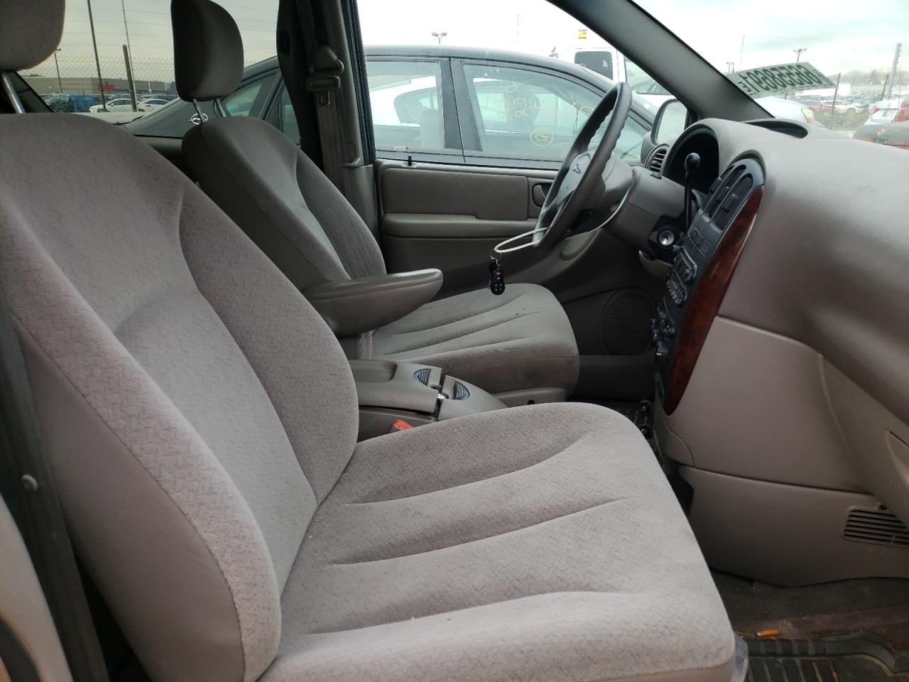 Photo 5 from auction – 2002 CHRYSLER TOWN & COU with VIN 2C4GP74L12R675100