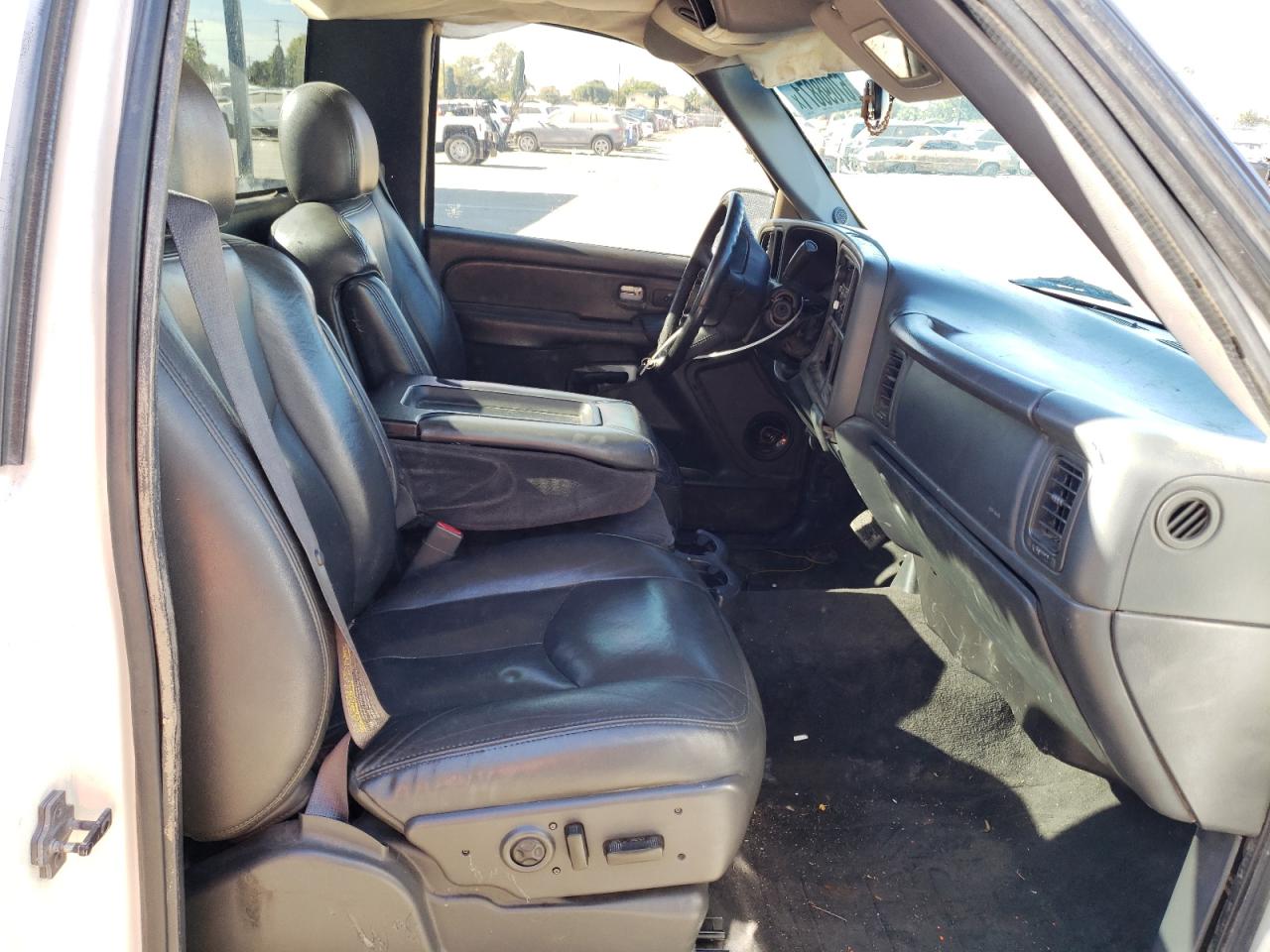 Photo 5 from auction – 2002 CHEVROLET SILVERADO with VIN 1GCEC14VX2Z147059