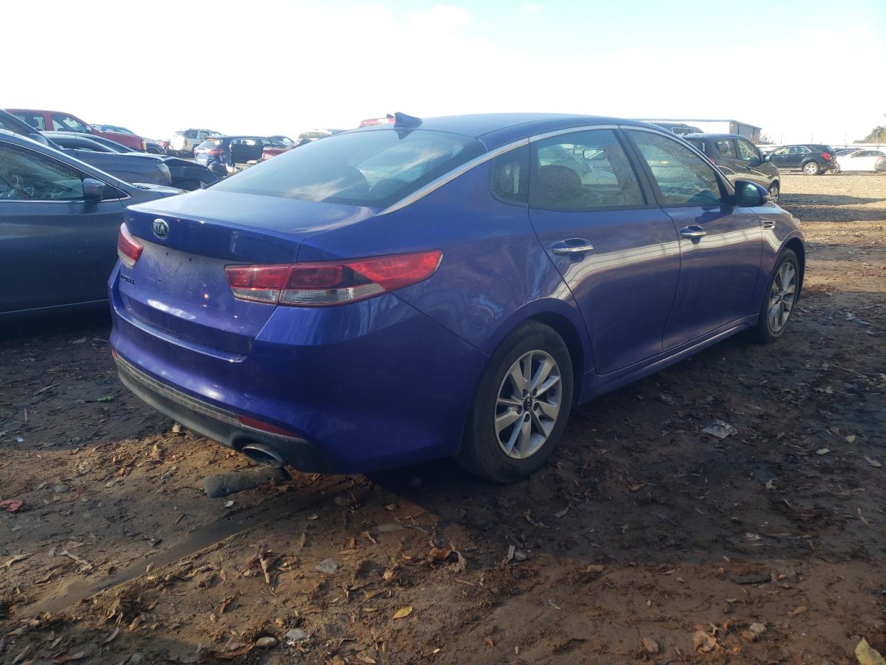 Photo 4 from auction – 2017 KIA OPTIMA with VIN 5XXGT4L33HG123739