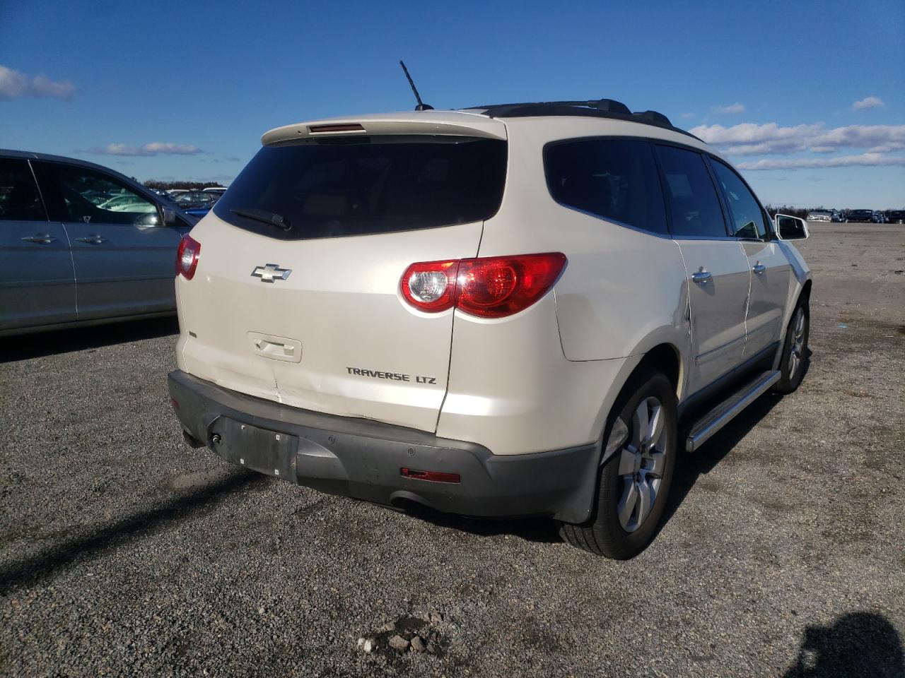 Photo 4 from auction – 2011 CHEVROLET TRAVERSE L with VIN 1GNKVLED3BJ139325