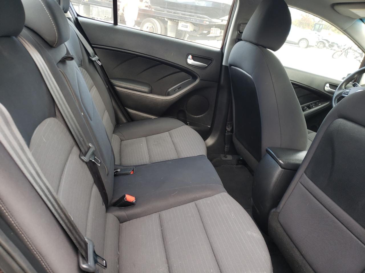 Photo 6 from auction – 2017 KIA FORTE LX with VIN 3KPFL4A78HE021573