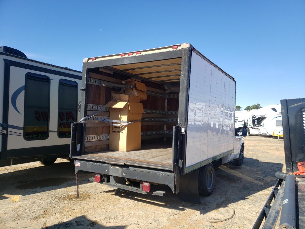 Photo 4 from auction – 2000 FORD F350 SUPER with VIN 1FDWF36L9YEA75558