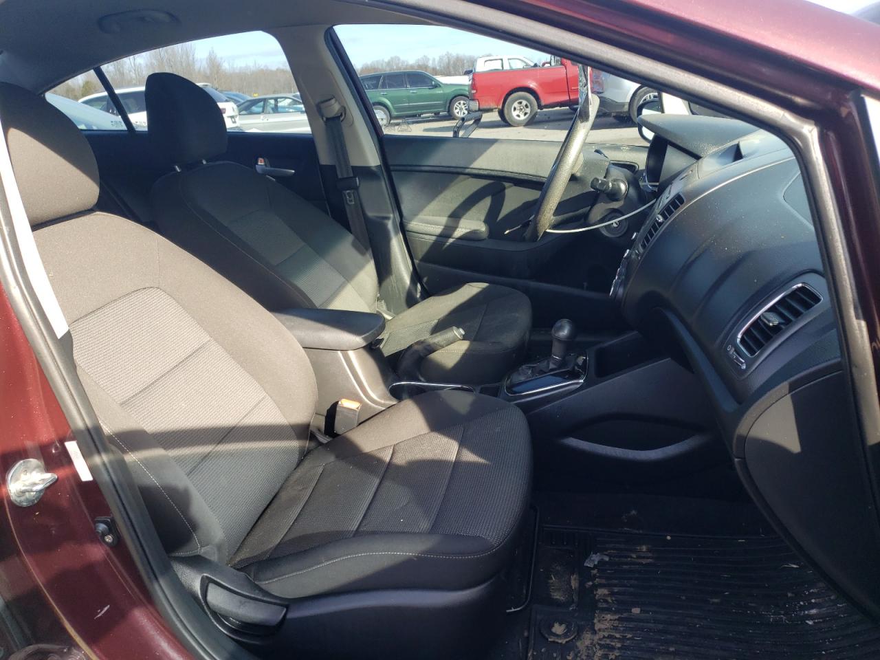 Photo 5 from auction – 2018 KIA FORTE LX with VIN 3KPFK4A77JE273663