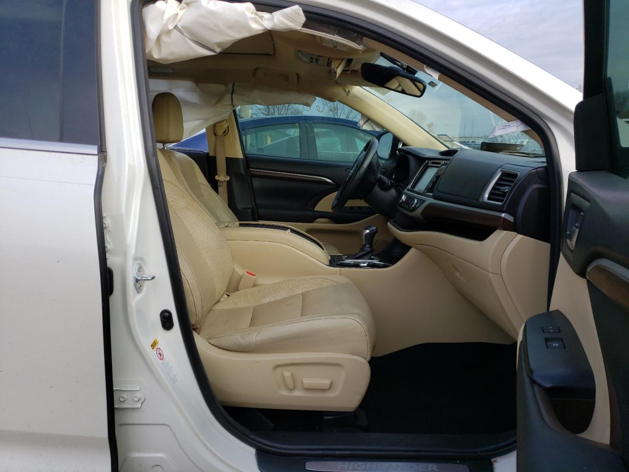 Photo 5 from auction – 2015 TOYOTA HIGHLANDER with VIN 5TDYKRFH7FS114114