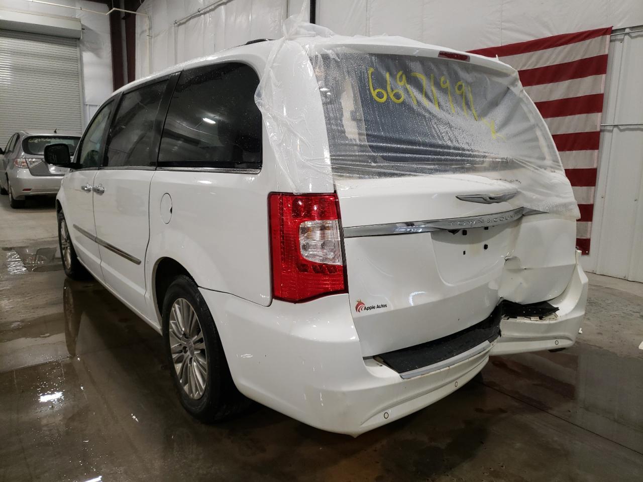 Photo 3 from auction – 2014 CHRYSLER TOWN & COU with VIN 2C4RC1CG4ER107871