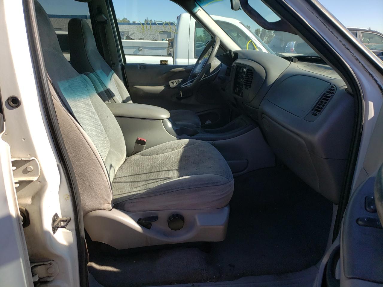 Photo 5 from auction – 1997 FORD EXPEDITION with VIN 1FMEU1763VLB68341