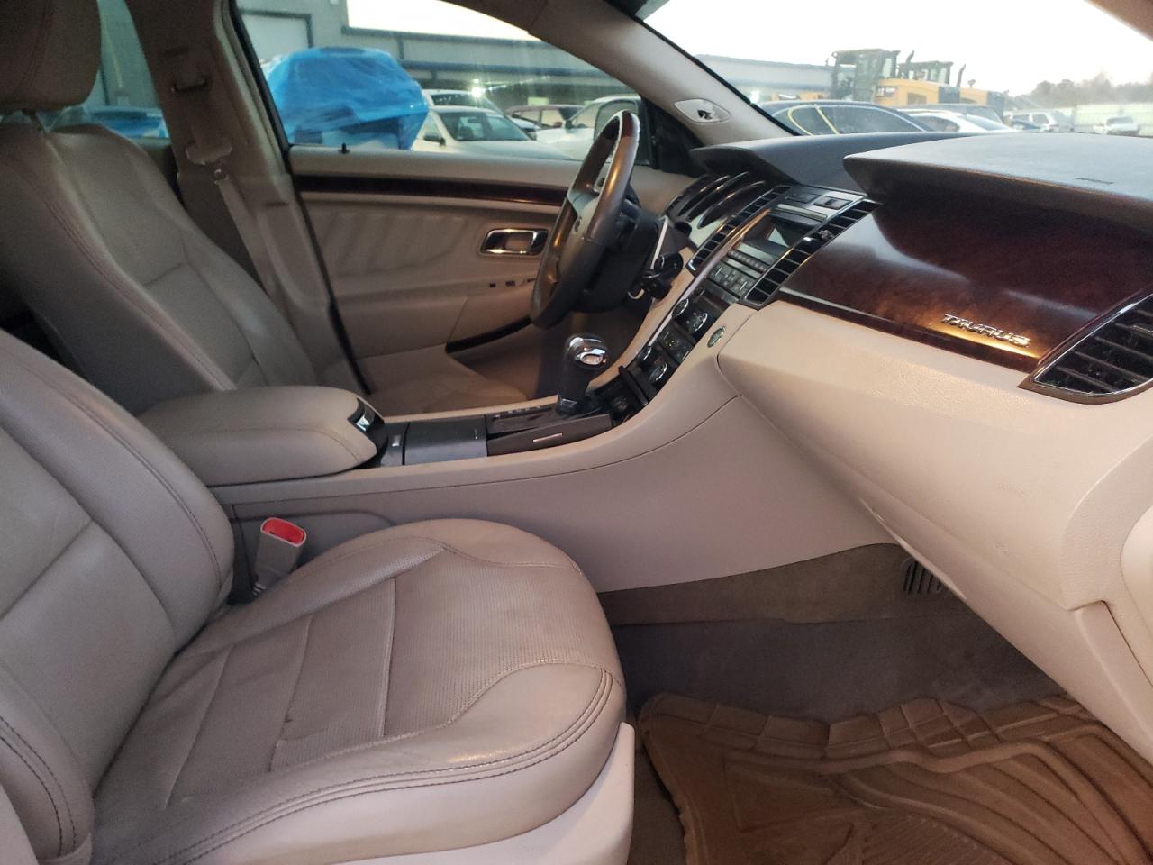 Photo 5 from auction – 2010 FORD TAURUS LIM with VIN 1FAHP2FW2AG118880