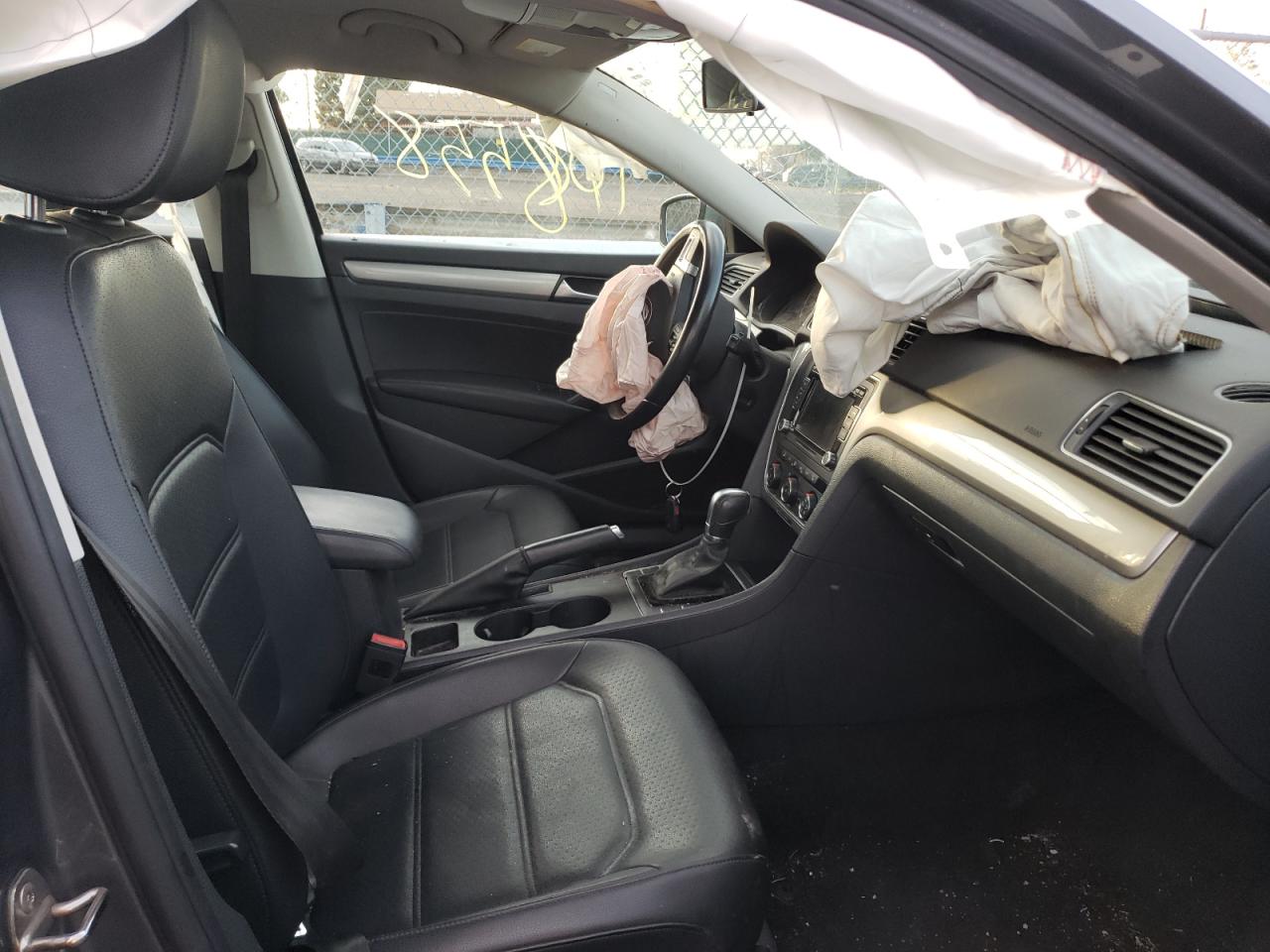 Photo 5 from auction – 2015 VOLKSWAGEN PASSAT S with VIN 1VWAT7A35FC121088