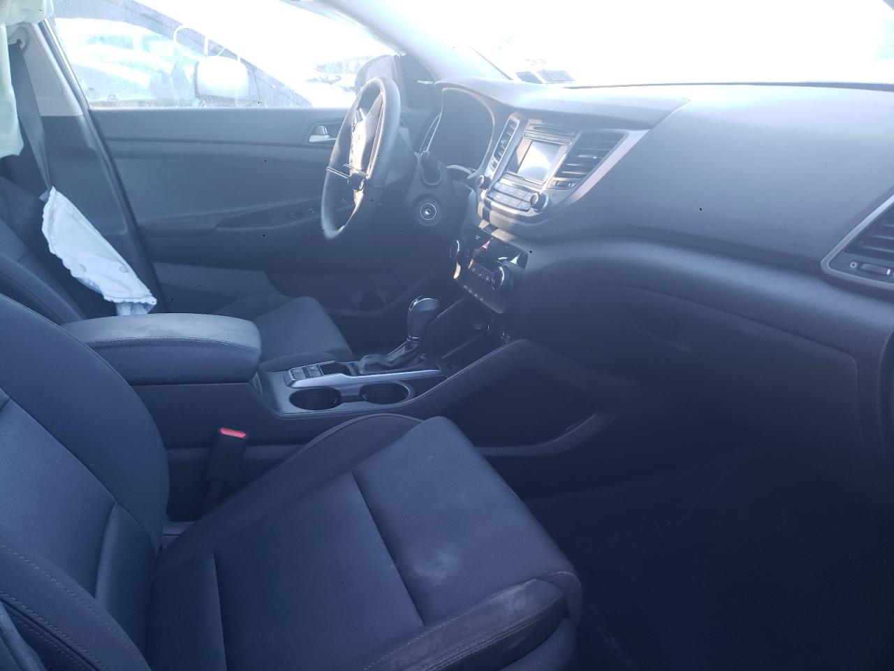 Photo 5 from auction – 2018 HYUNDAI TUCSON SE with VIN KM8J2CA40JU754801