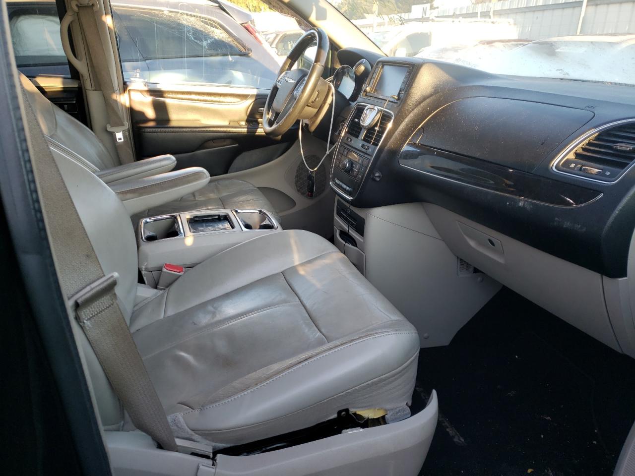 Photo 5 from auction – 2014 CHRYSLER TOWN & COU with VIN 2C4RC1GG3ER113588