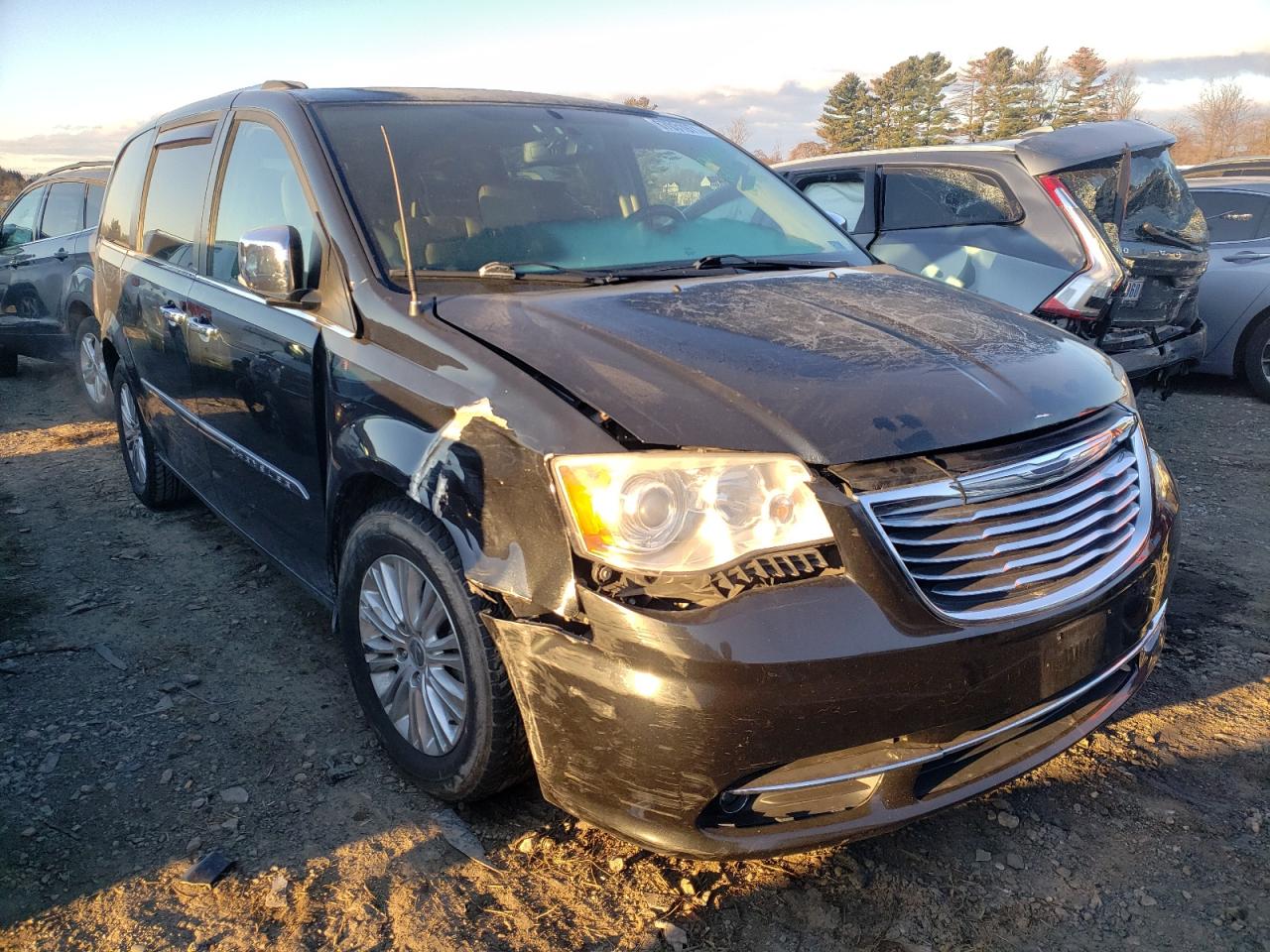 CHRYSLER TOWN & COU 2014 with VIN 2C4RC1GG3ER113588 - Photo from auction