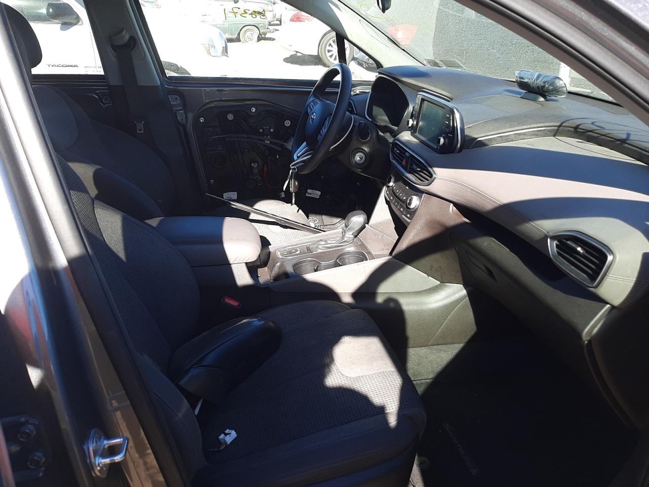 Photo 5 from auction – 2019 HYUNDAI SANTA FE S with VIN 5NMS23AD8KH017072