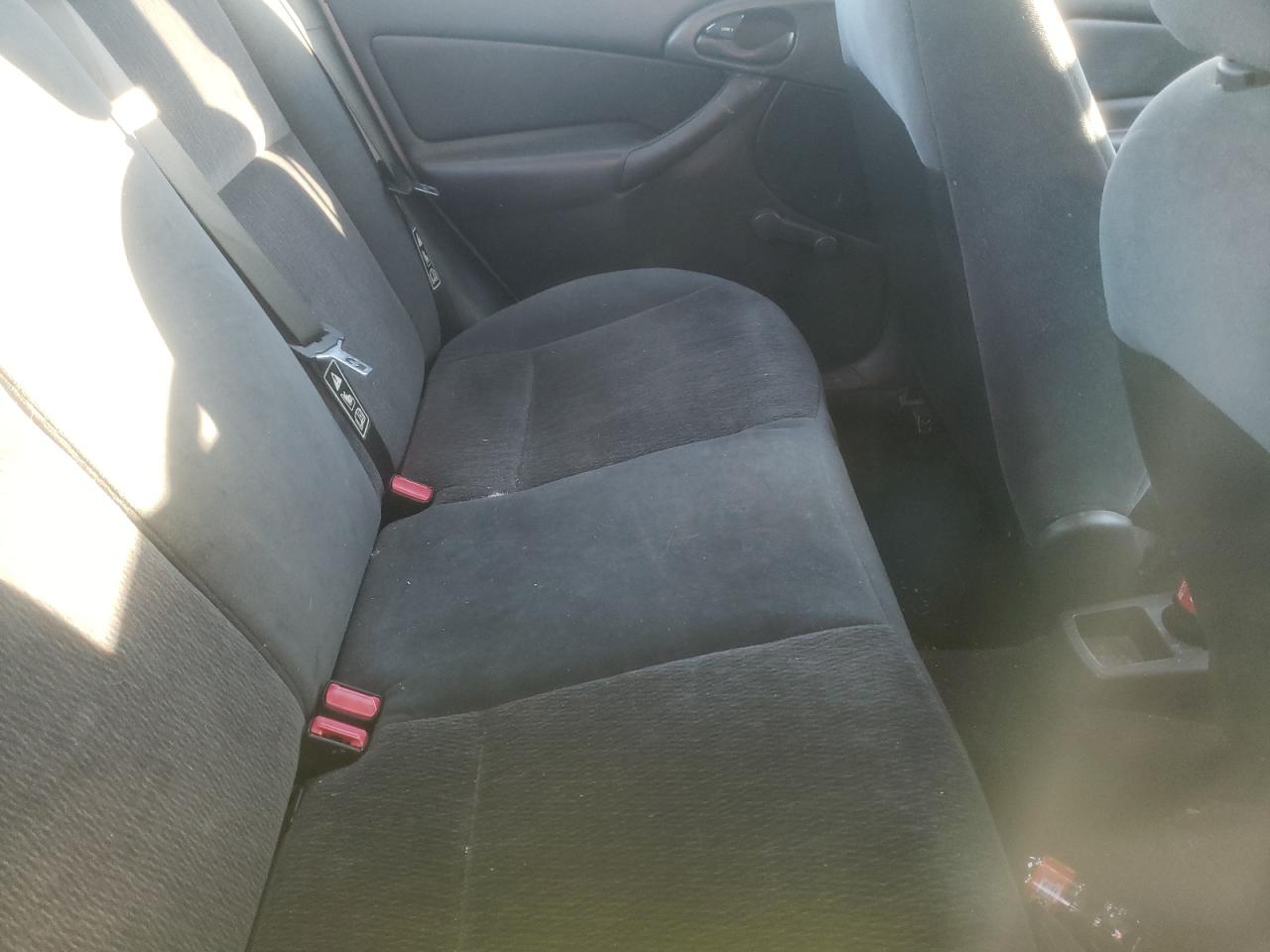 Photo 6 from auction – 2000 FORD FOCUS LX with VIN 1FAFP33P8YW352595
