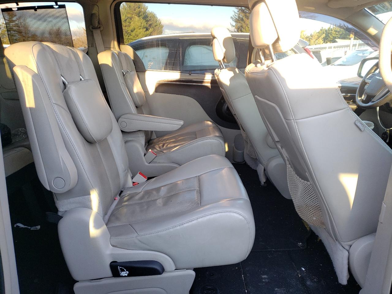 Photo 6 from auction – 2014 CHRYSLER TOWN & COU with VIN 2C4RC1GG3ER113588