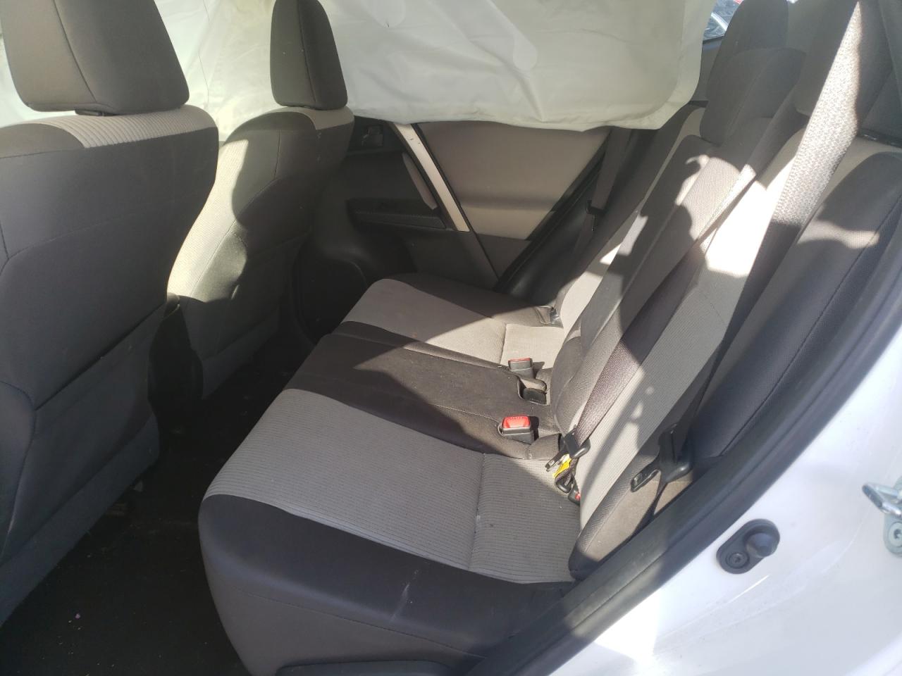 Zdjęcie 6 z aukcji – 2015 TOYOTA RAV4 LE z VIN JTMBFREV2FD163377