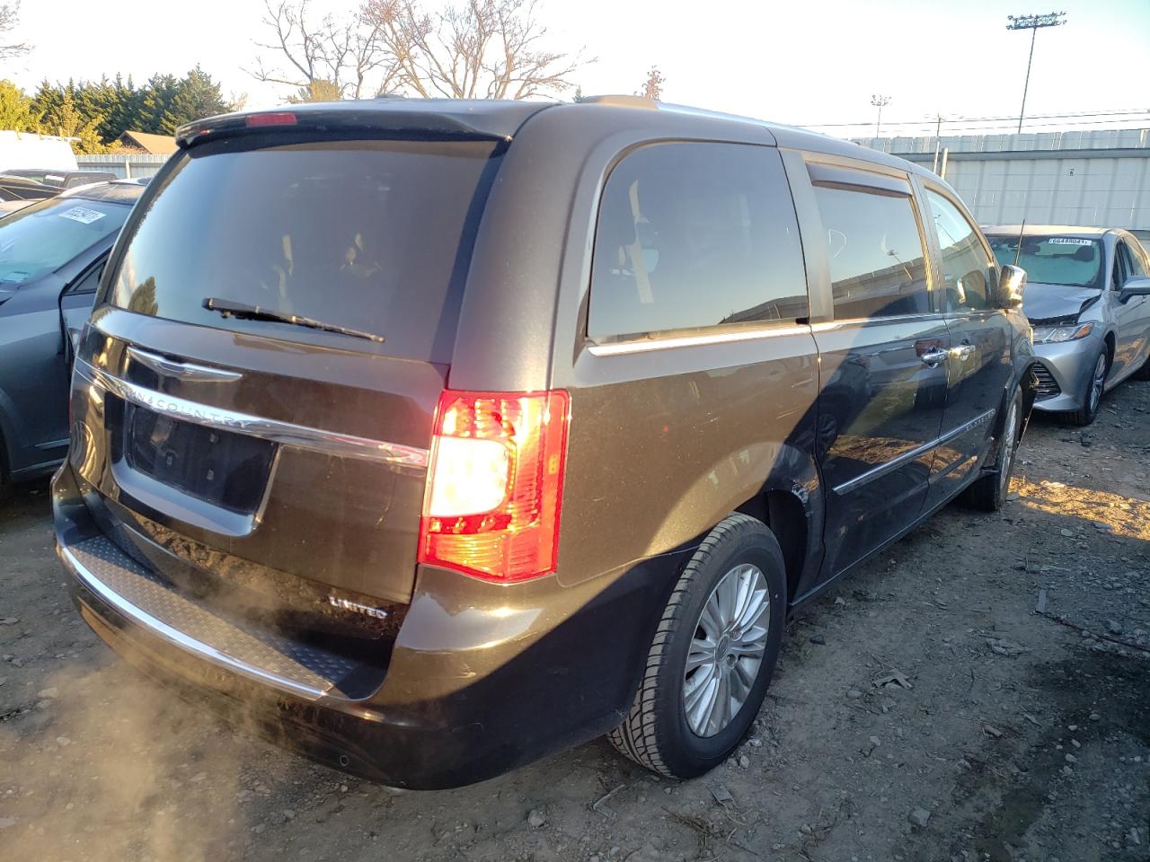 Photo 4 from auction – 2014 CHRYSLER TOWN & COU with VIN 2C4RC1GG3ER113588