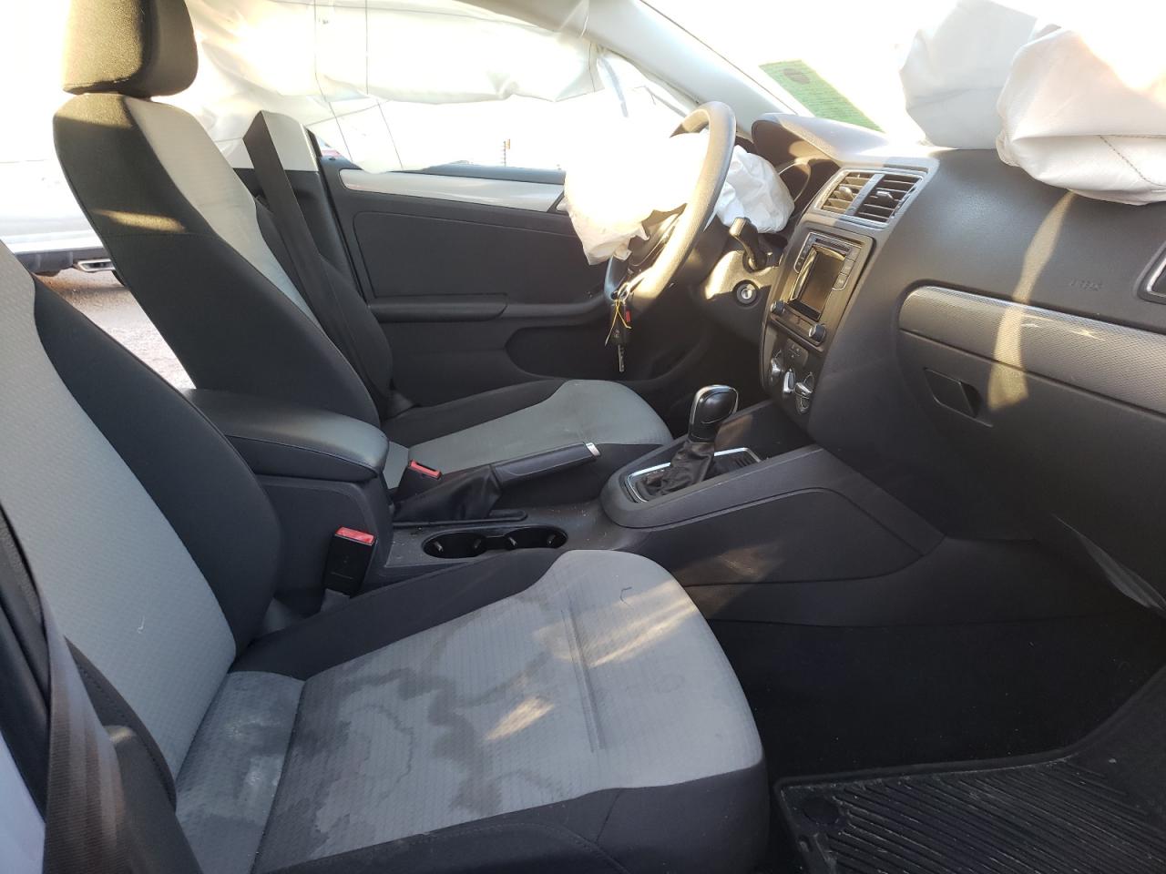 Photo 6 from auction – 2017 VOLKSWAGEN JETTA S with VIN 3VW2B7AJ3HM276245