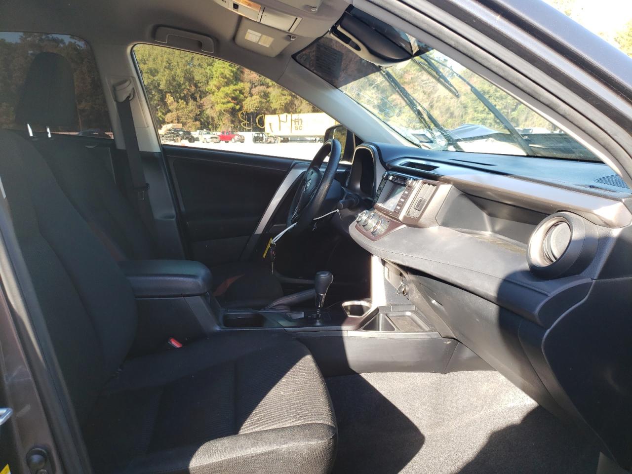 Photo 5 from auction – 2017 TOYOTA RAV4 LE with VIN JTMZFREV2HJ103974