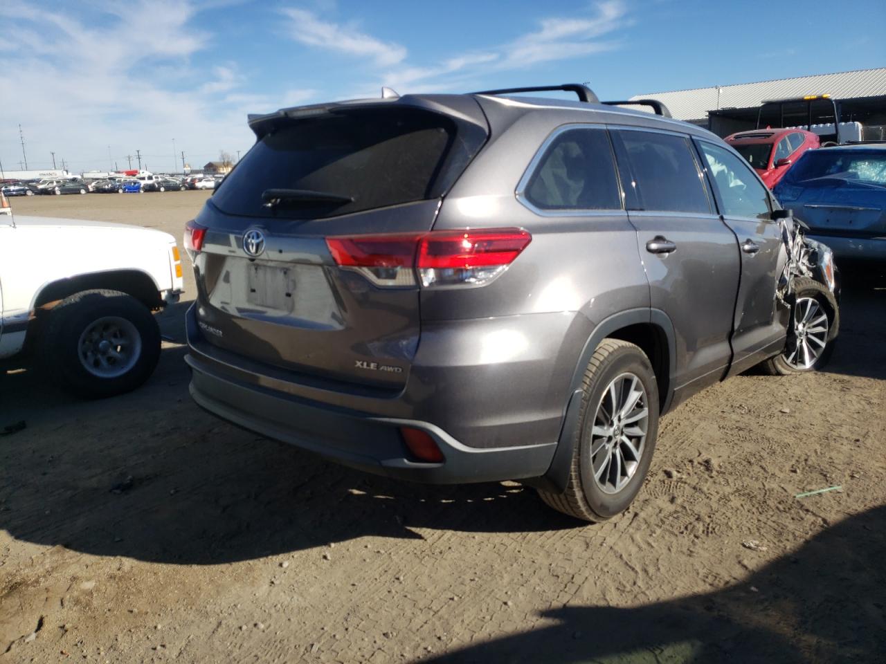 Photo 4 from auction – 2017 TOYOTA HIGHLANDER with VIN 5TDJZRFH0HS405215
