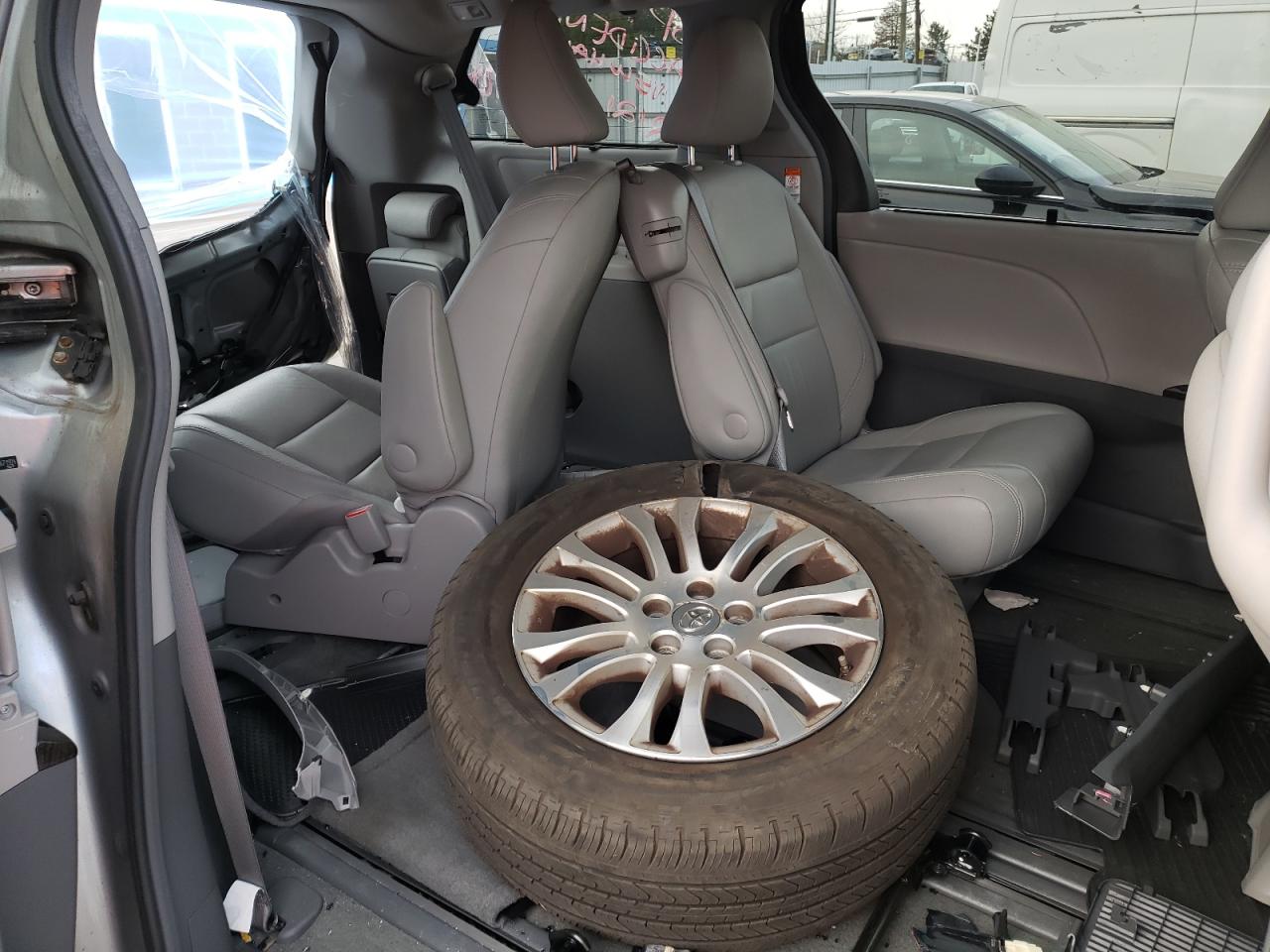 Photo 6 from auction – 2015 TOYOTA SIENNA XLE with VIN 5TDYK3DC4FS671924