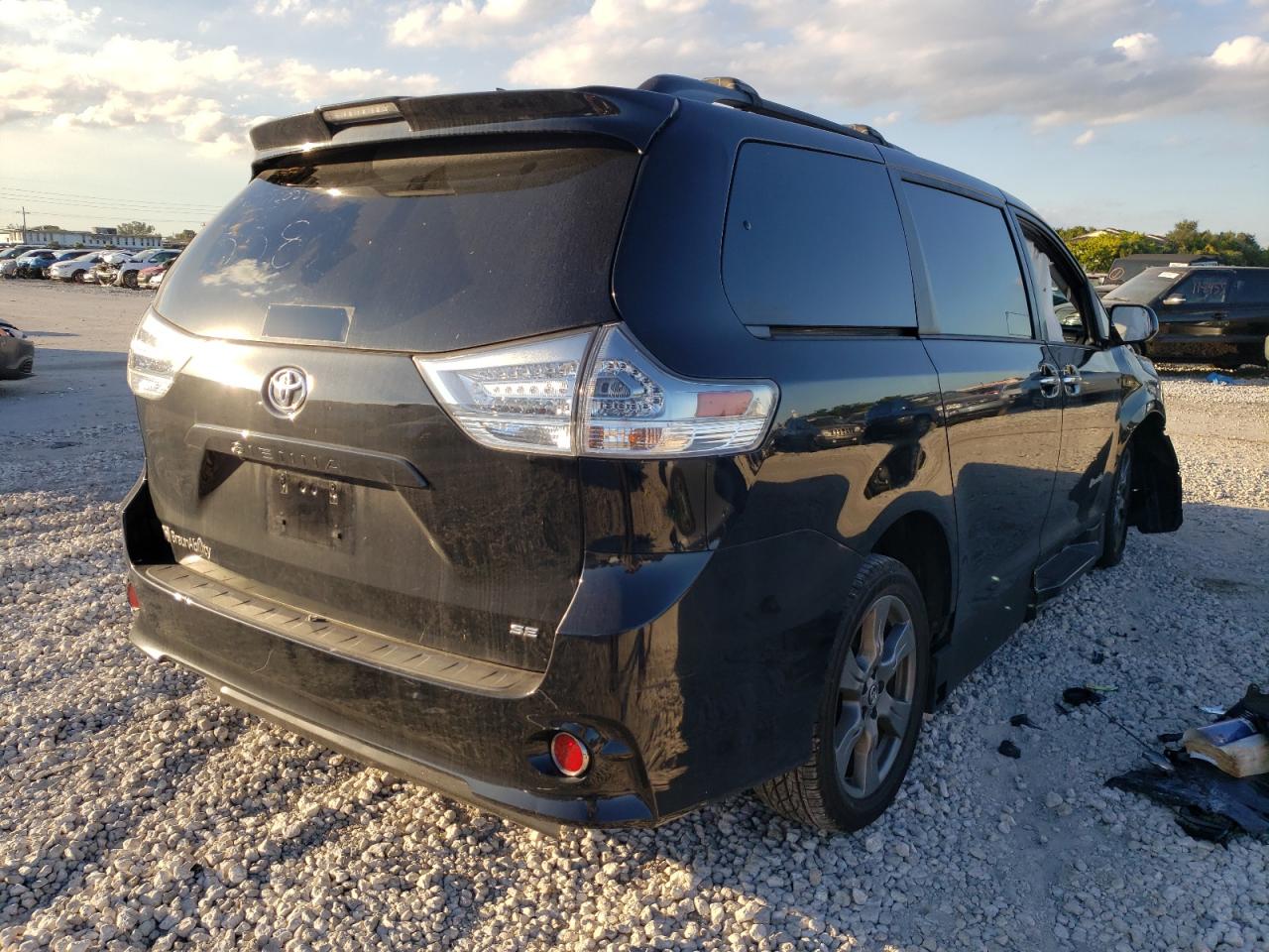 Photo 4 from auction – 2018 TOYOTA SIENNA with VIN 5TDXZ3DC3JS945582