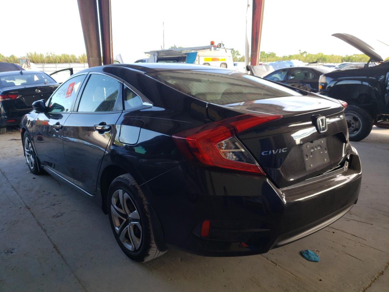 Photo 3 from auction – 2017 HONDA CIVIC LX with VIN 19XFC2F53HE056937