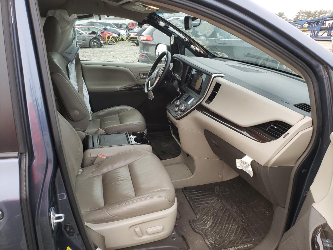Photo 5 from auction – 2016 TOYOTA SIENNA XLE with VIN 5TDYK3DC2GS739042