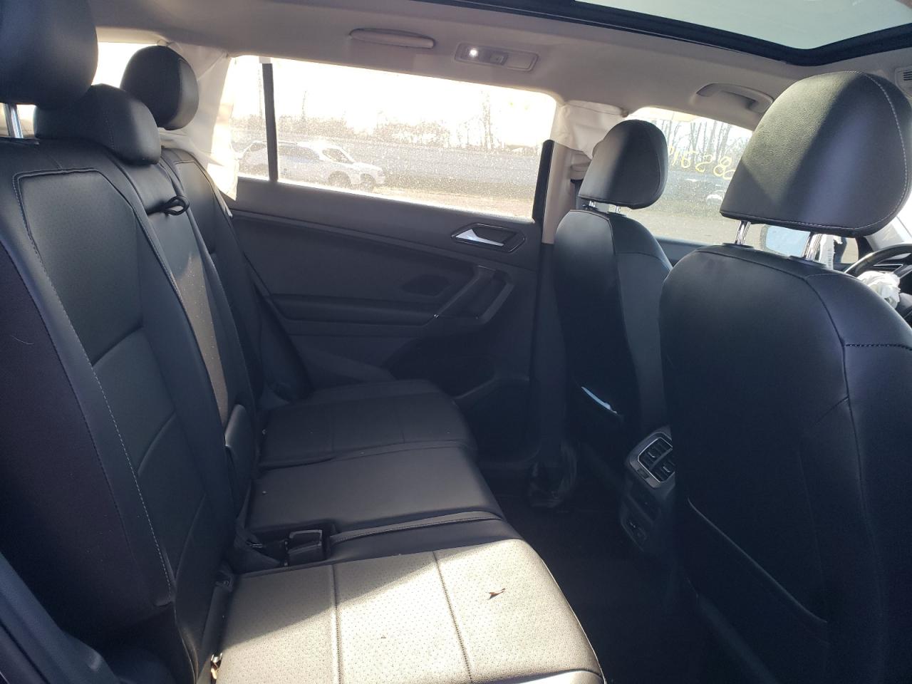 Photo 6 from auction – 2018 VOLKSWAGEN TIGUAN SE with VIN 3VV2B7AX8JM017331
