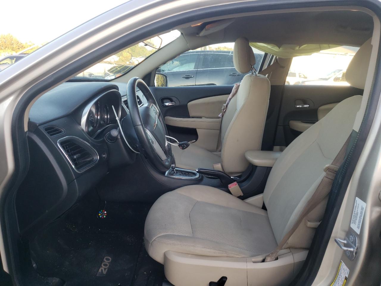 Foto 5 de la subasta – 2014 CHRYSLER 200 LX con VIN 1C3CCBAB9EN209722