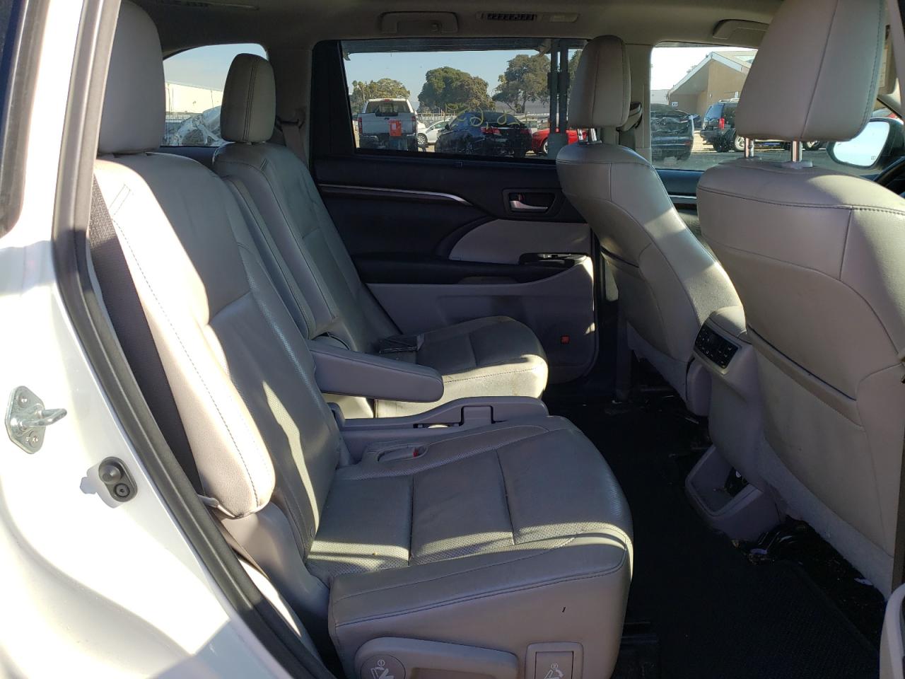 Photo 6 from auction – 2015 TOYOTA HIGHLANDER with VIN 5TDDKRFH2FS075754