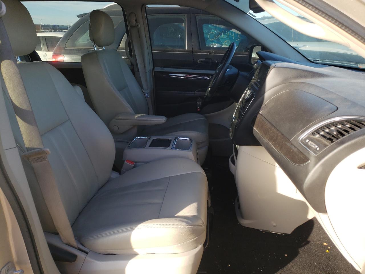 Photo 5 from auction – 2013 CHRYSLER TOWN & COU with VIN 2C4RC1BG4DR519479