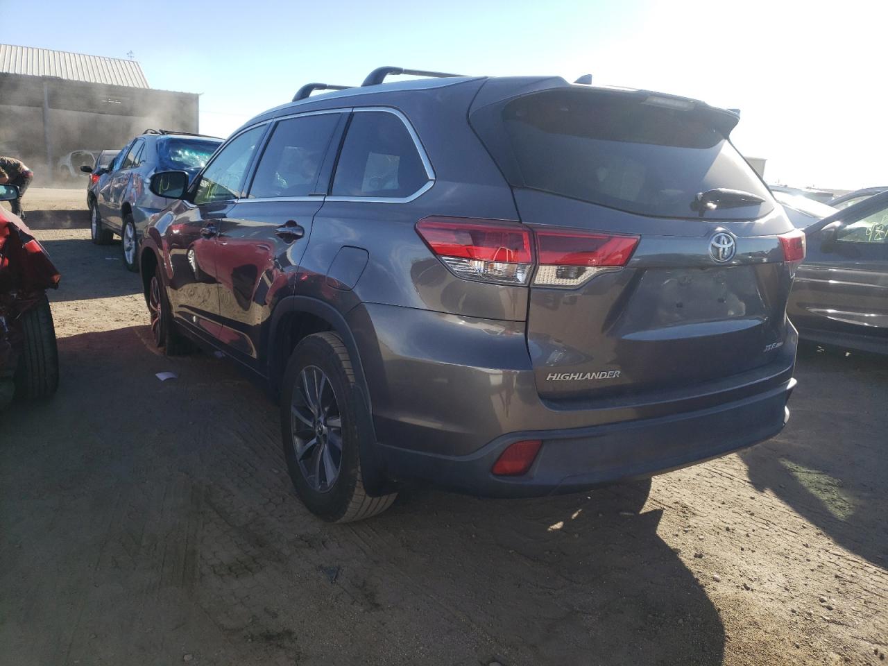 Photo 3 from auction – 2017 TOYOTA HIGHLANDER with VIN 5TDJZRFH0HS405215